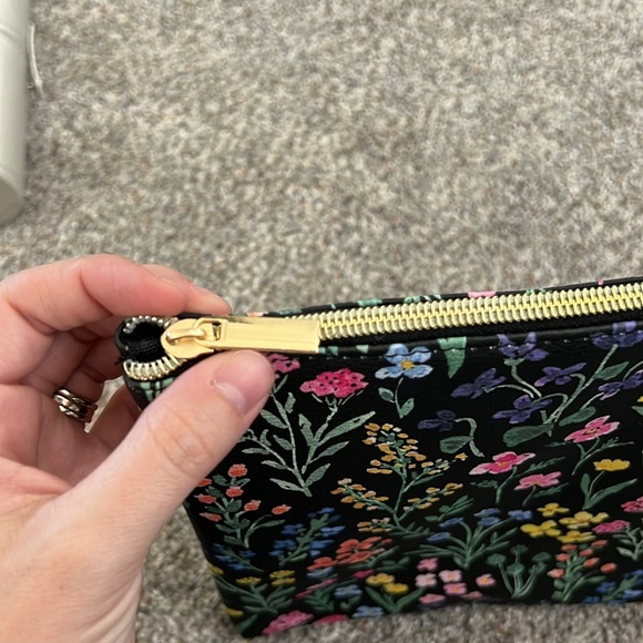 NWOT Day Designer Accessory Flower Pouch - Picture 3 of 9